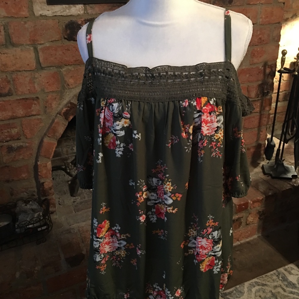 TORRID  TOP 🌟PLUS 🌟 - Picture 2 of 6